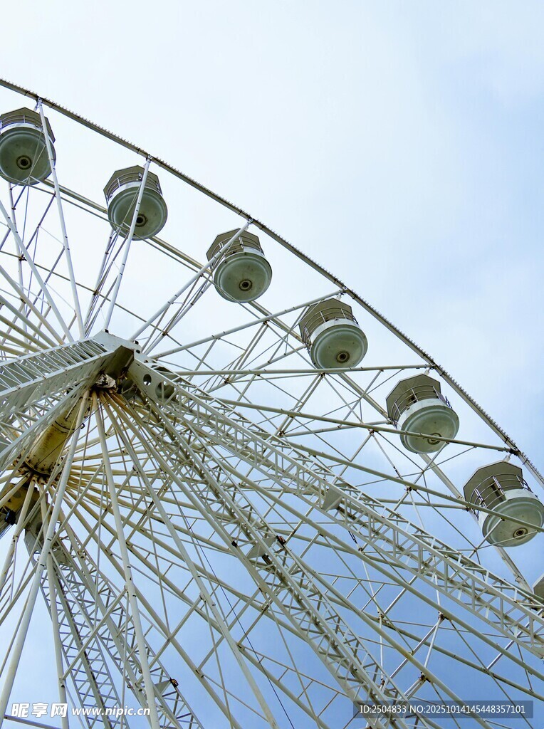 仰望天空中的巨大摩天轮