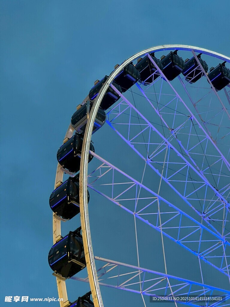 蓝天映衬下的绚丽摩天轮