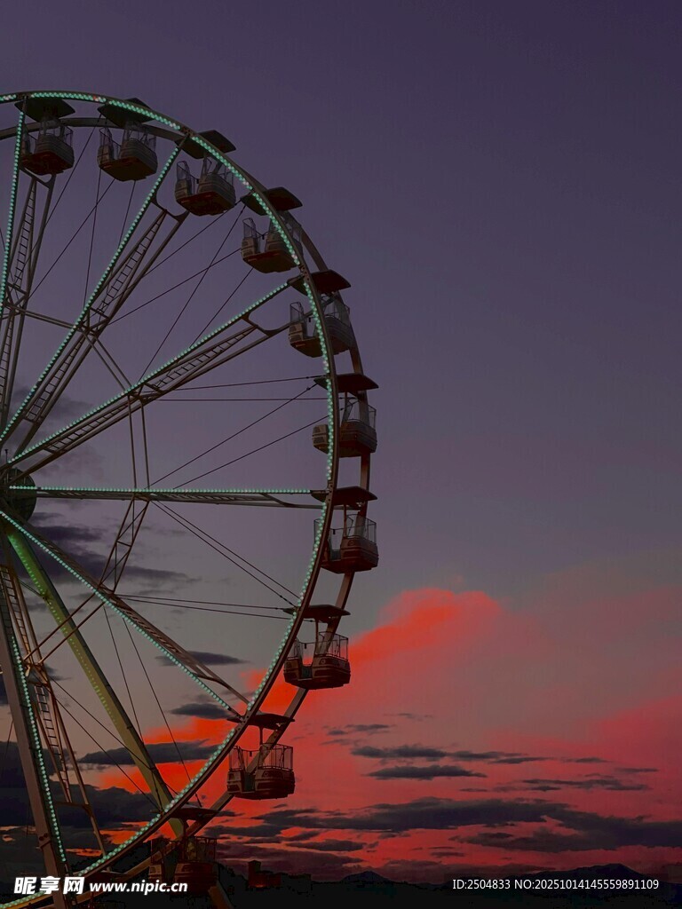 夕阳下的摩天轮美景