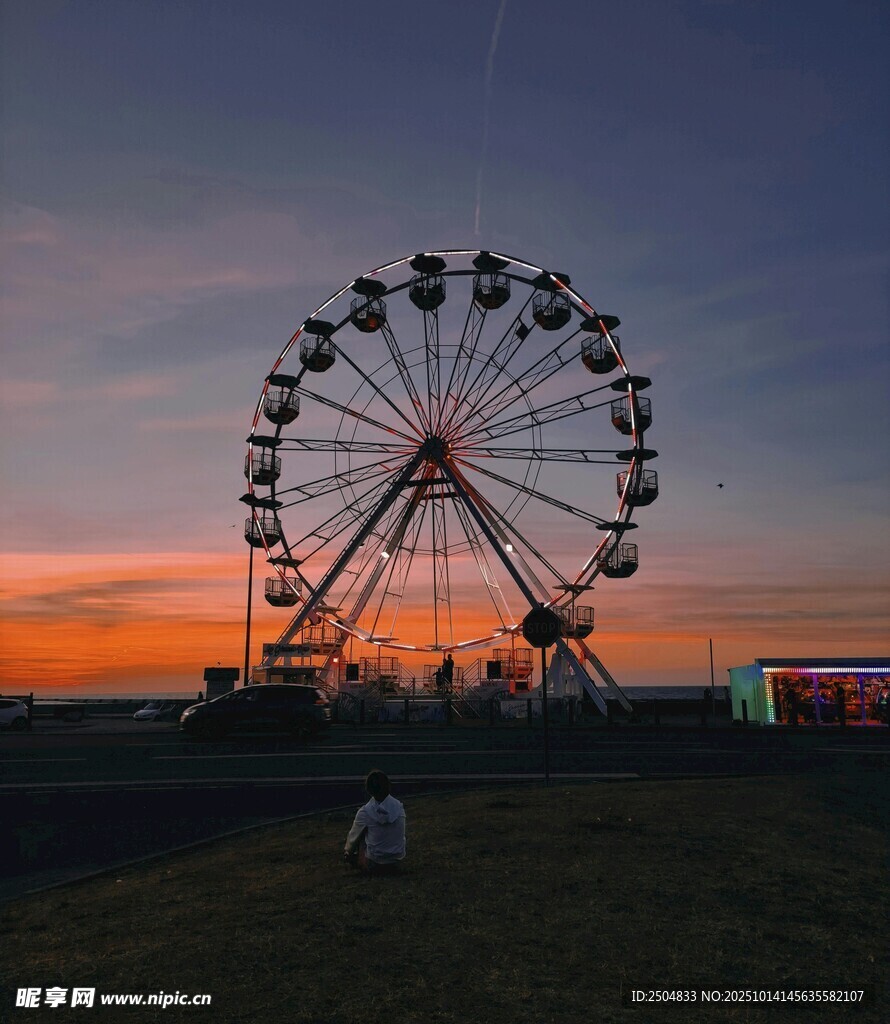 夕阳下的浪漫摩天轮