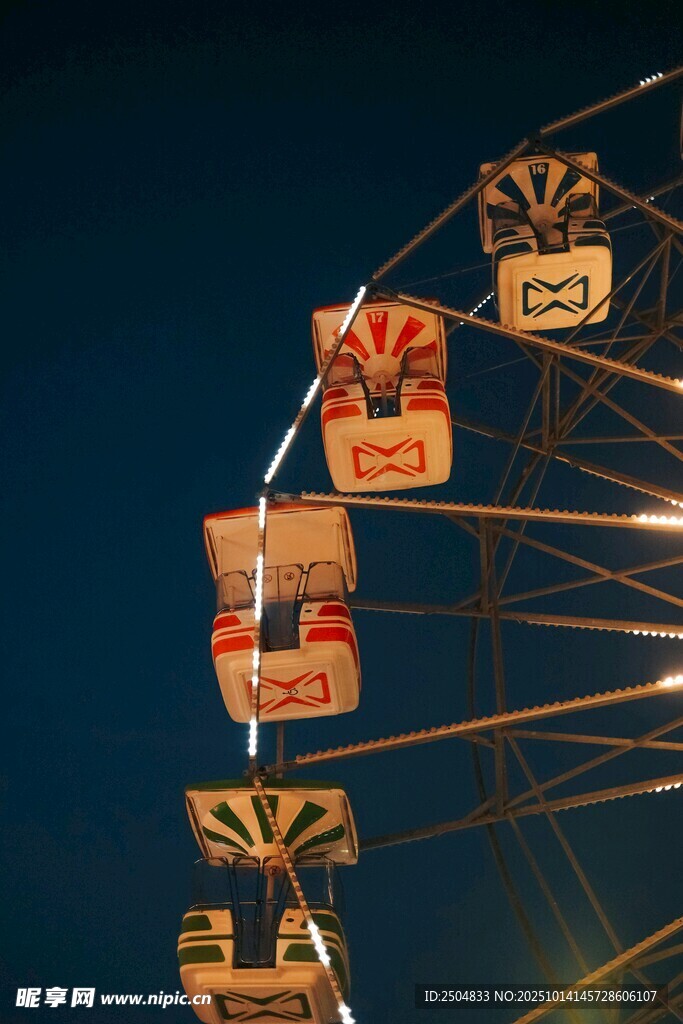 夜晚中的绚丽摩天轮