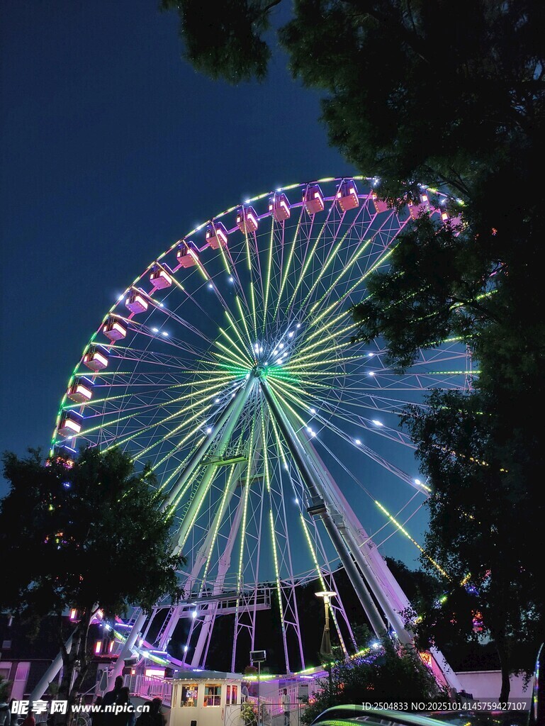 夜幕下璀璨的摩天轮