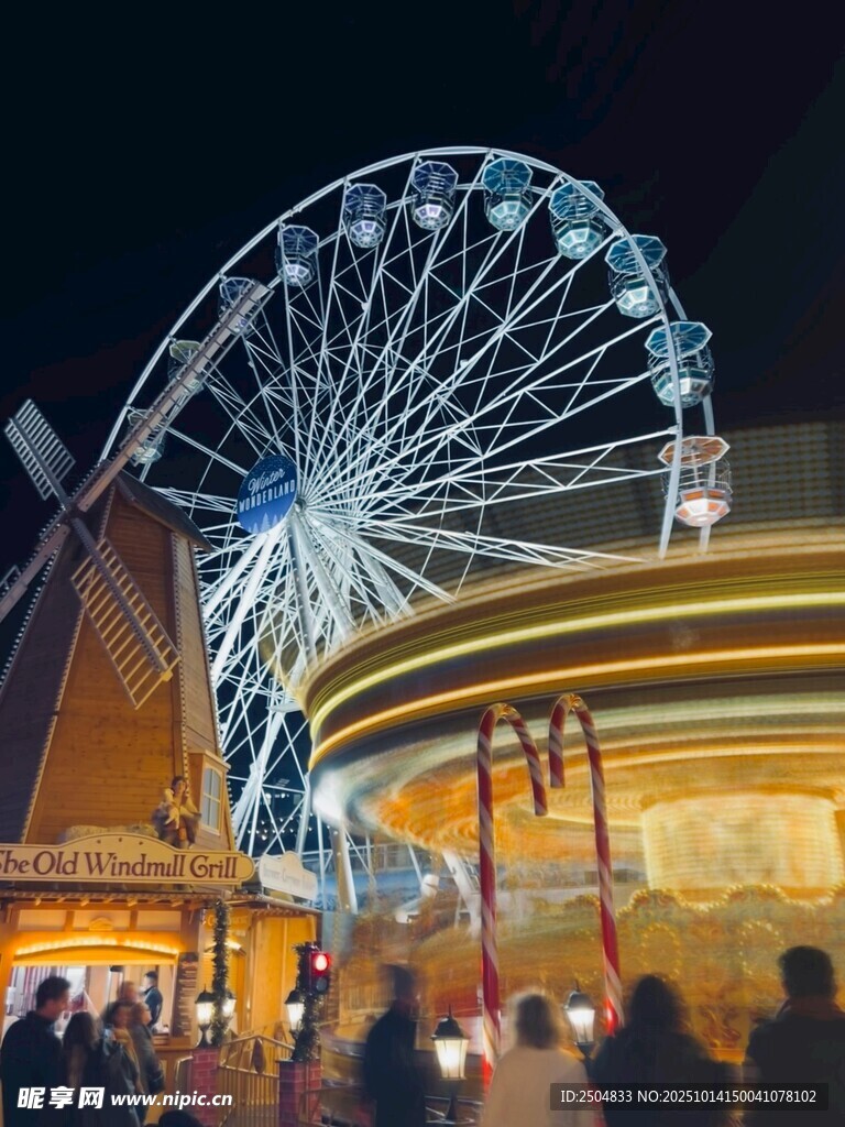 夜晚热闹的摩天轮 乐场景
