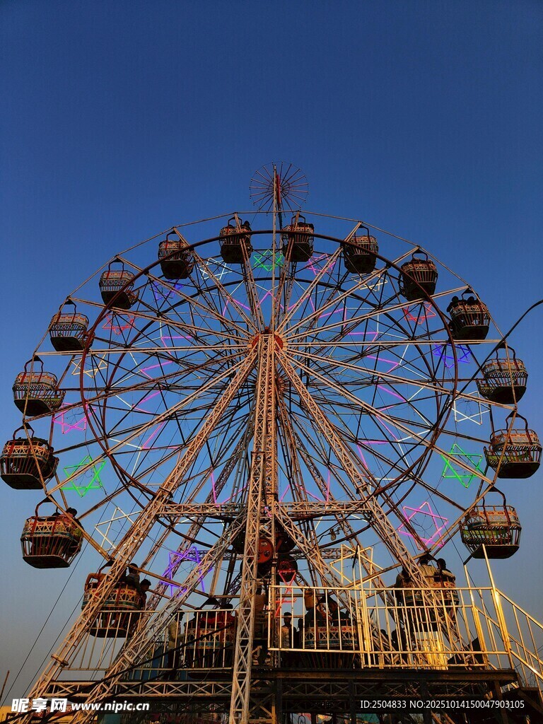 绚丽摩天轮点亮蓝天