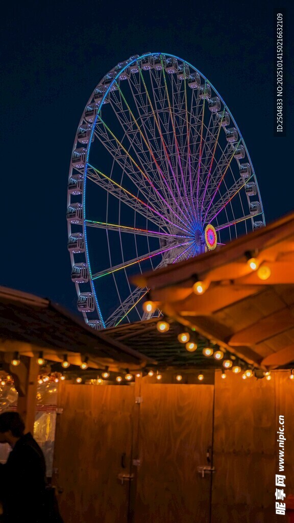 夜晚摩天轮下的温馨场景