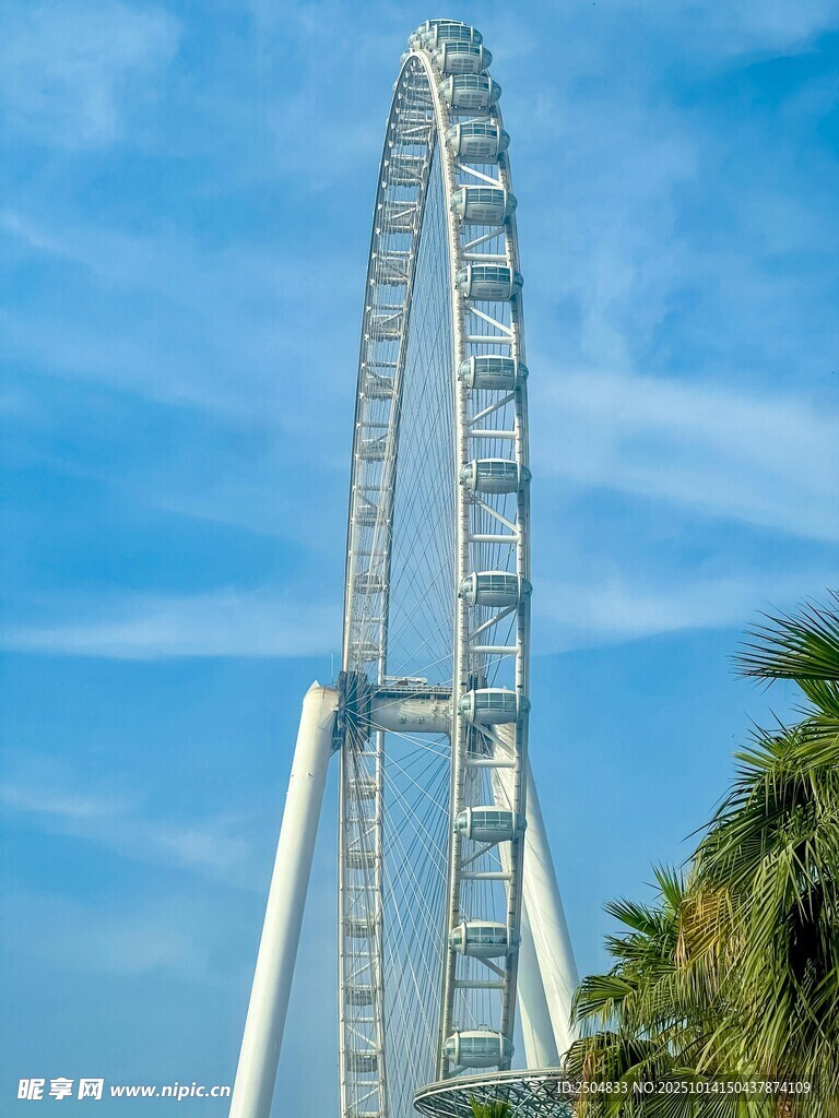 高耸摩天轮 蓝天相伴美景