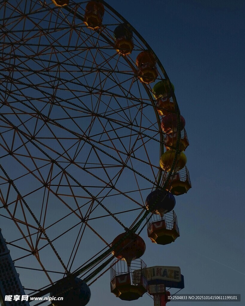 夕阳下的摩天轮