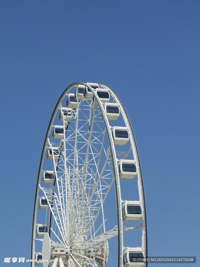 蓝天之下的巨型摩天轮