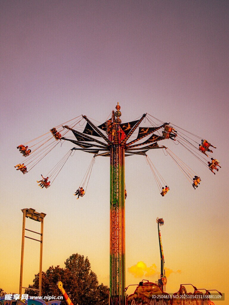 夕阳下的旋转飞椅