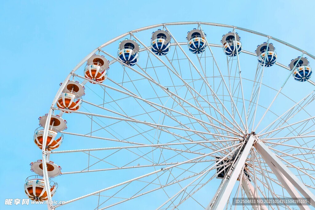 蓝天映衬下的绚丽摩天轮