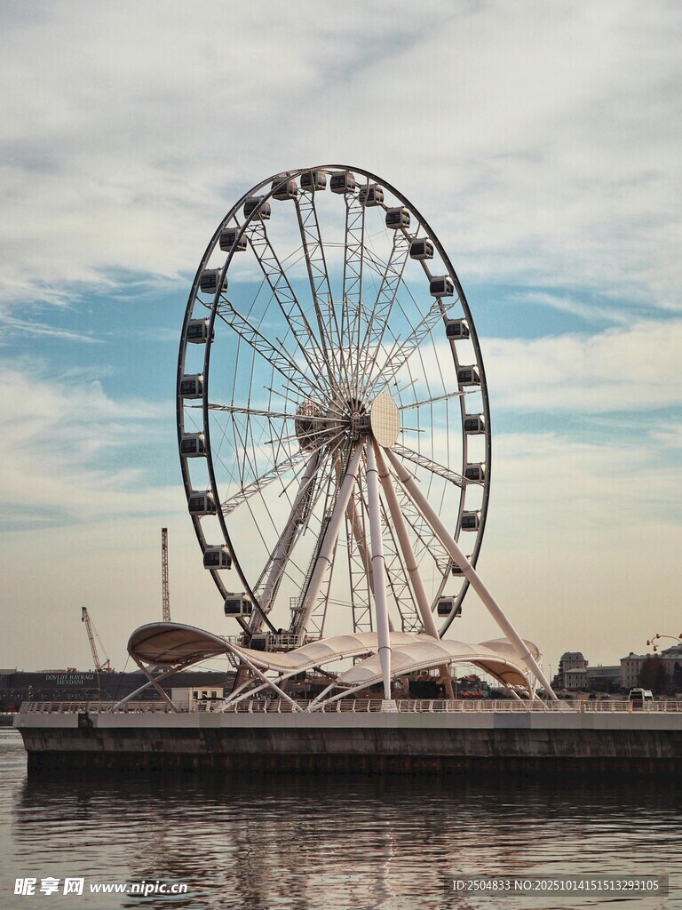 河畔摩天轮美景