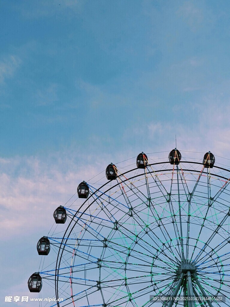 蓝天映衬下的浪漫摩天轮