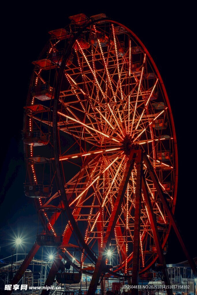 夜空中璀璨的红色摩天轮