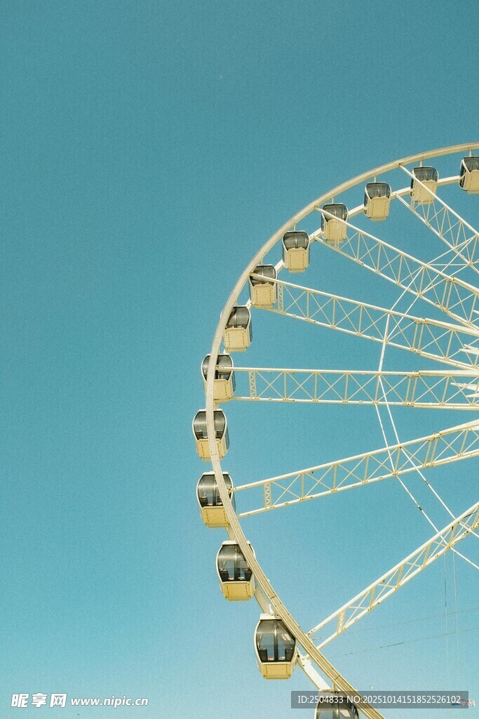 蓝天映衬下的绚丽摩天轮