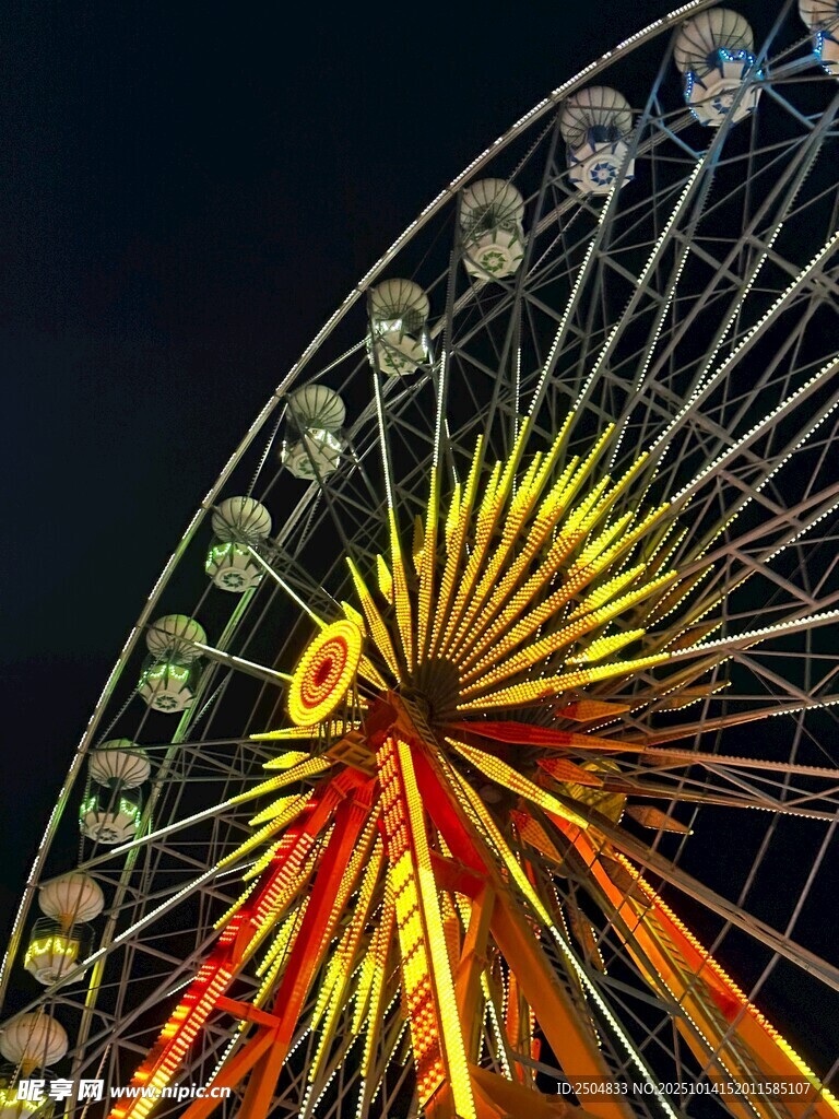 璀璨摩天轮点亮夜空