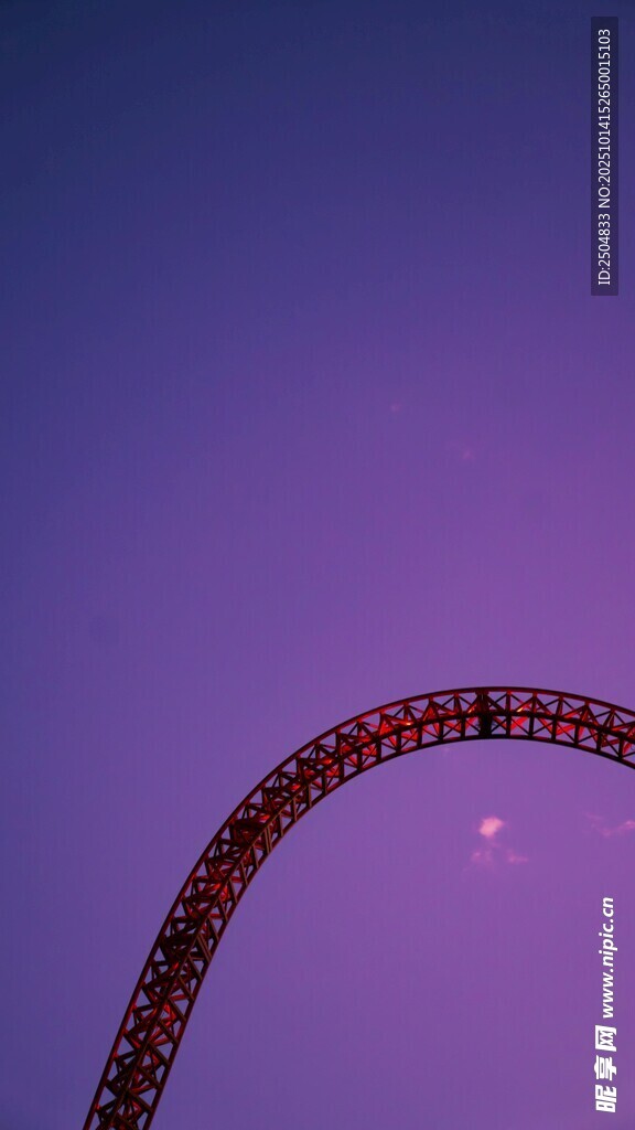 夜空下的弧形灯光景观