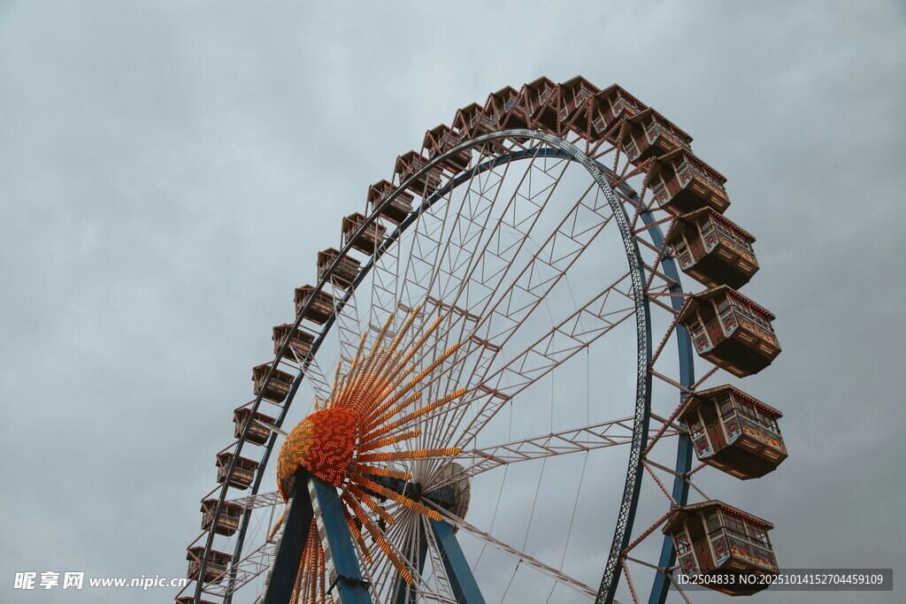 天空下的巨型浪漫摩天轮