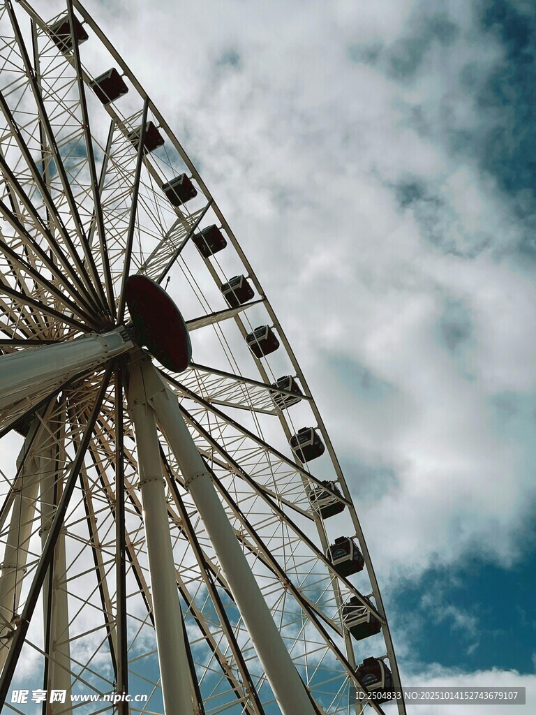 仰望摩天轮的浪漫时刻