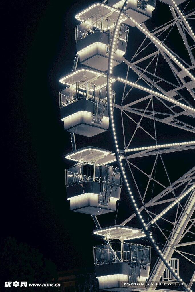 夜间璀璨摩天轮