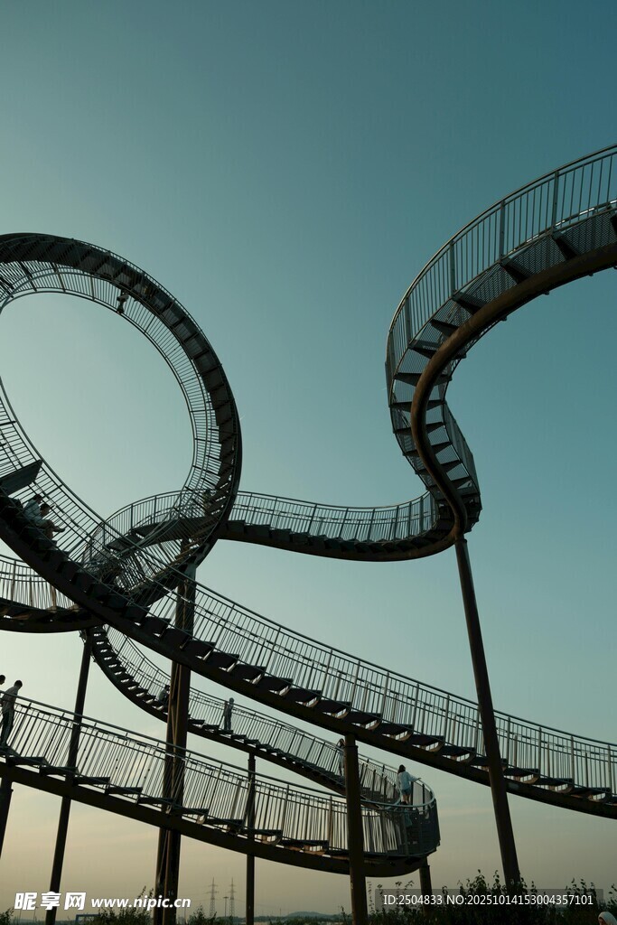 户外壮观的环形空中步道