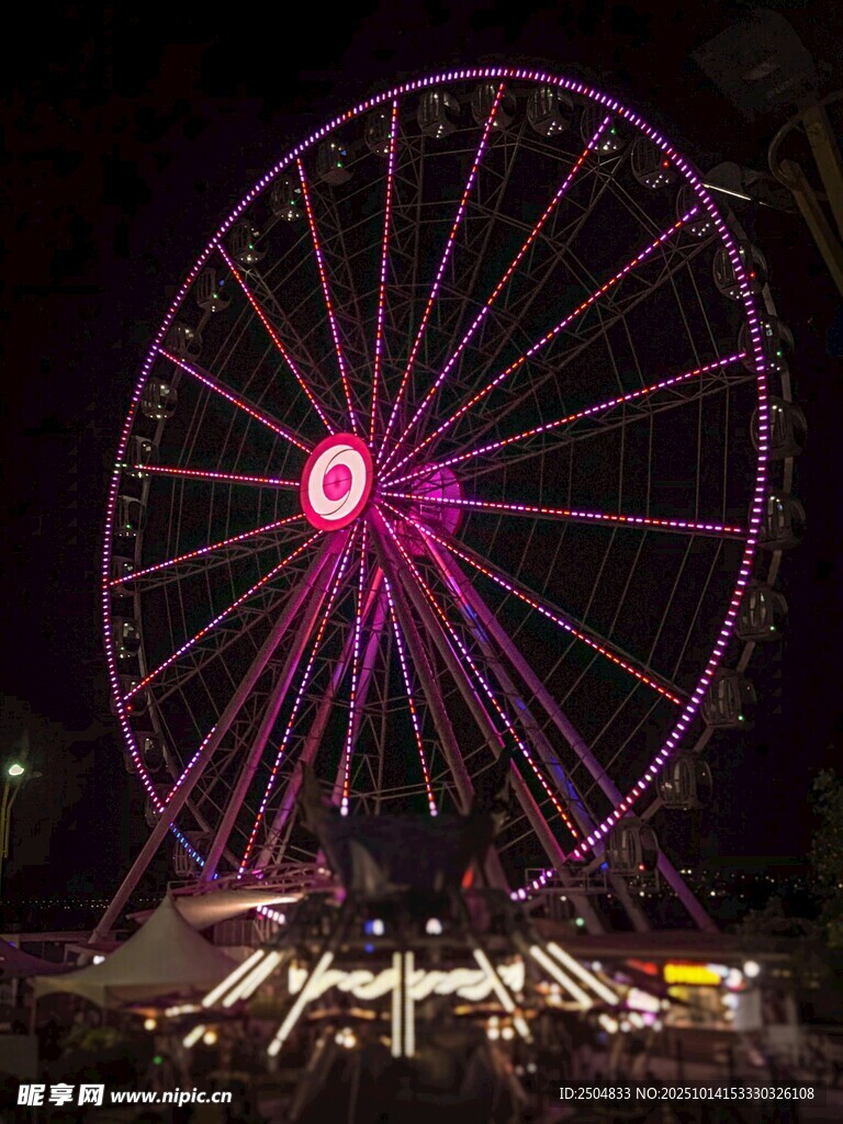 璀璨摩天轮点亮夜空