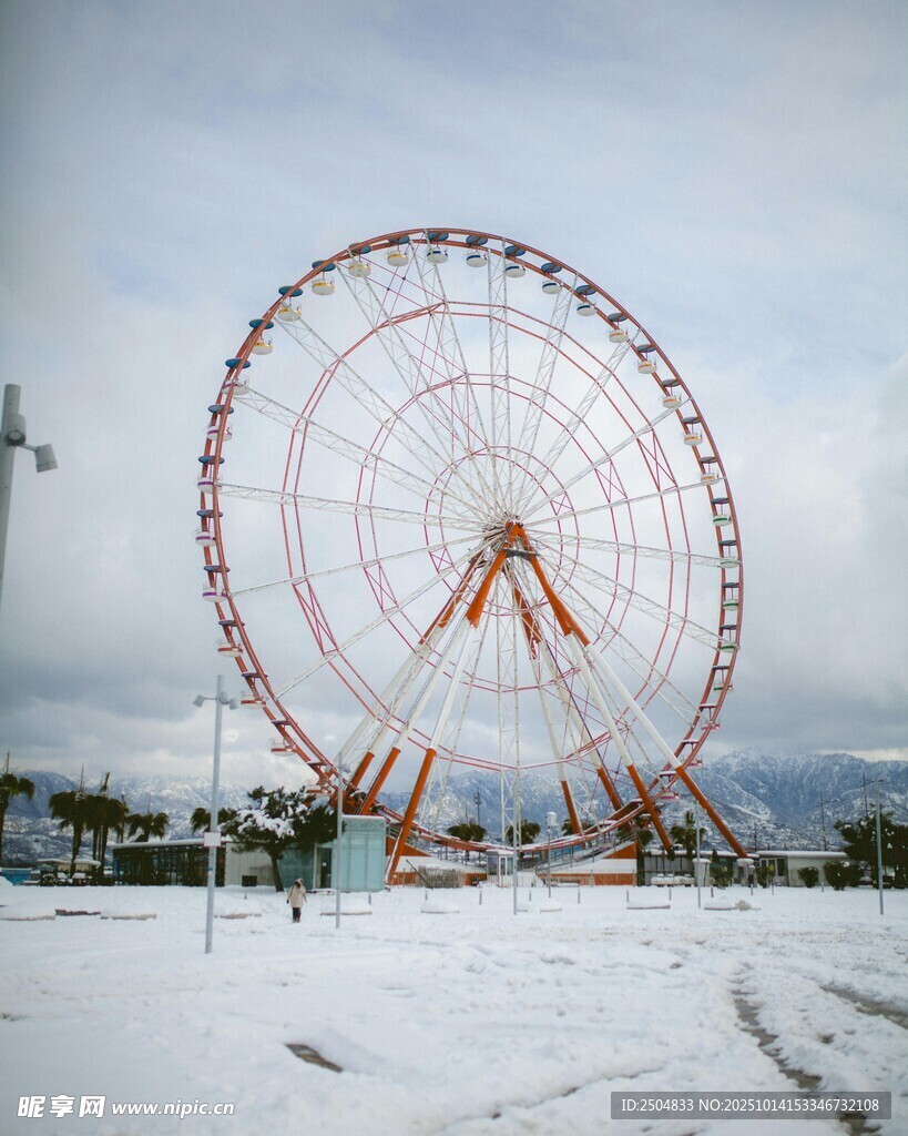 雪覆摩天轮 冬日浪漫景致