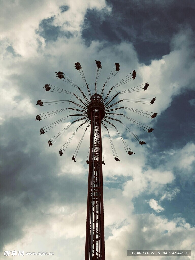 天空下的高耸摩天轮