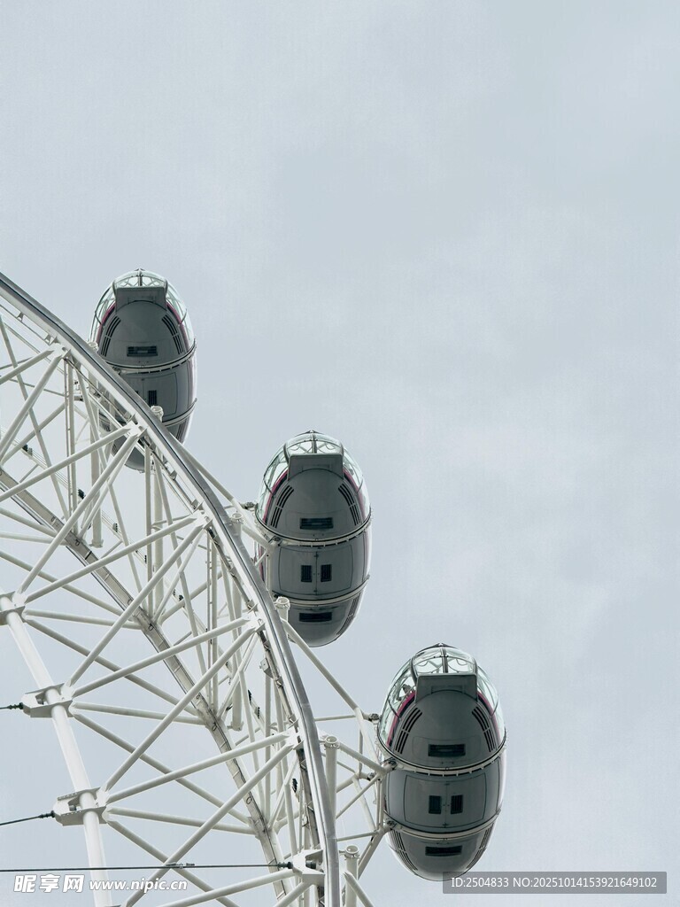天空下的摩天轮