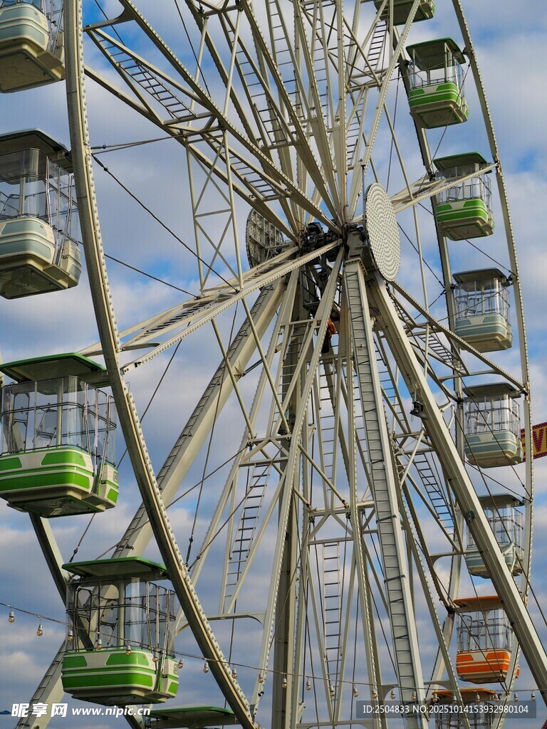 巨大摩天轮 天空下的浪漫