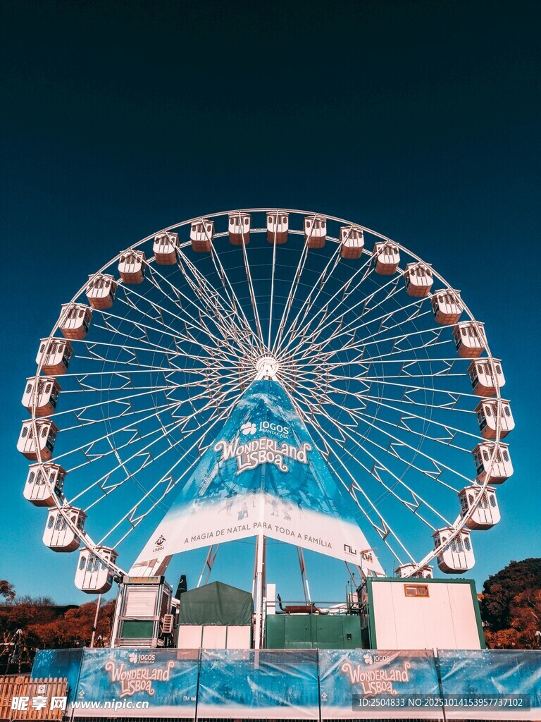 夜晚璀璨的摩天轮景观