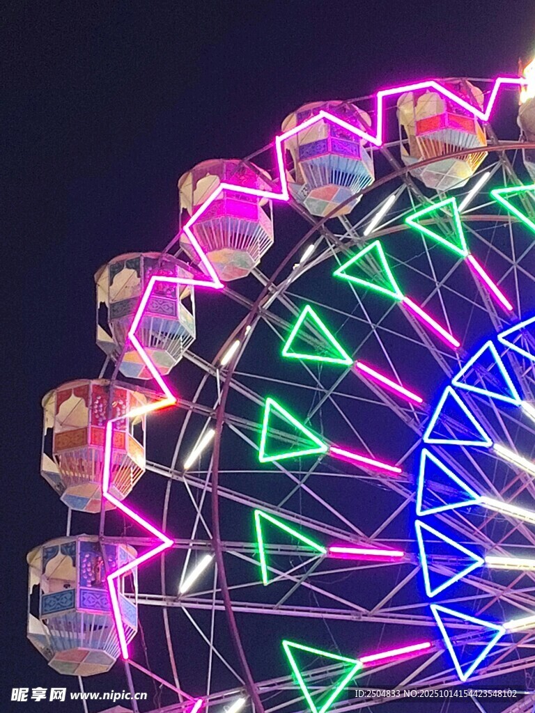 绚丽多彩的夜间摩天轮