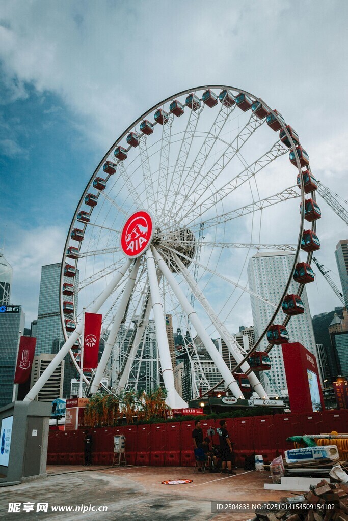 城市中的巨型摩天轮景观