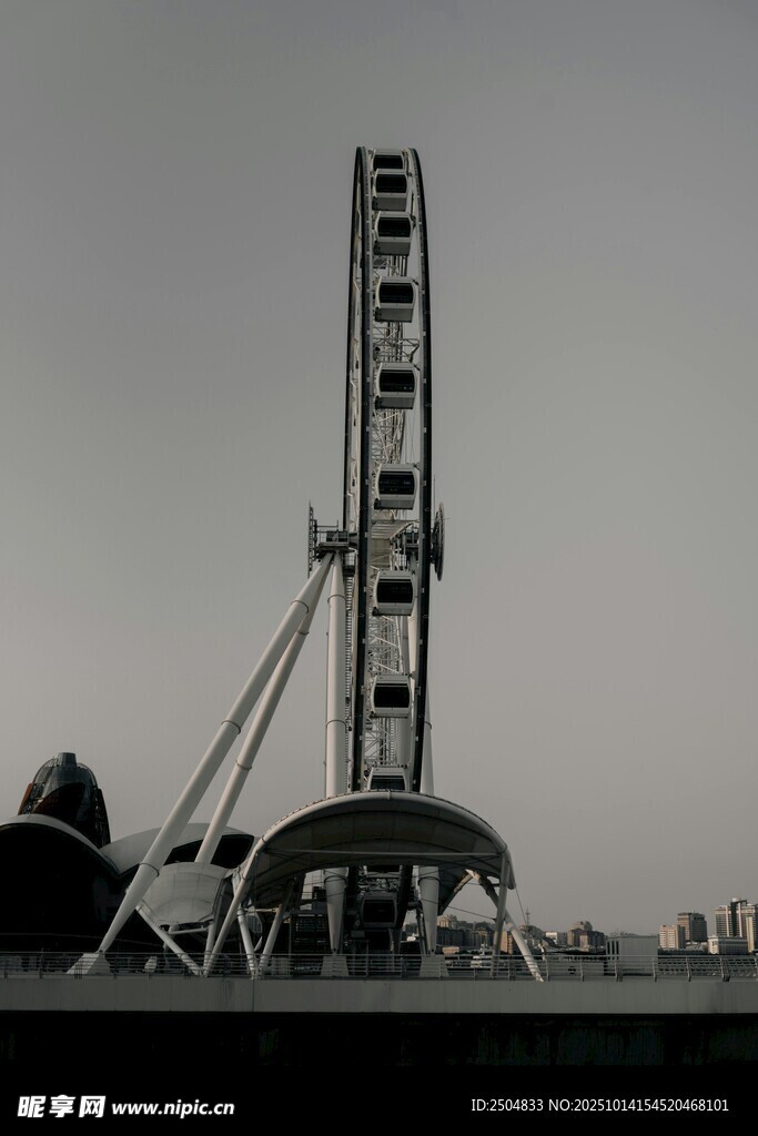 高耸摩天轮 都市独特风景