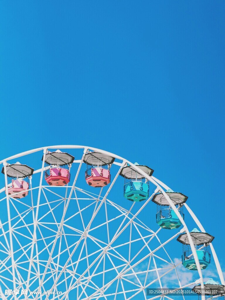 蓝天之下的绚丽摩天轮