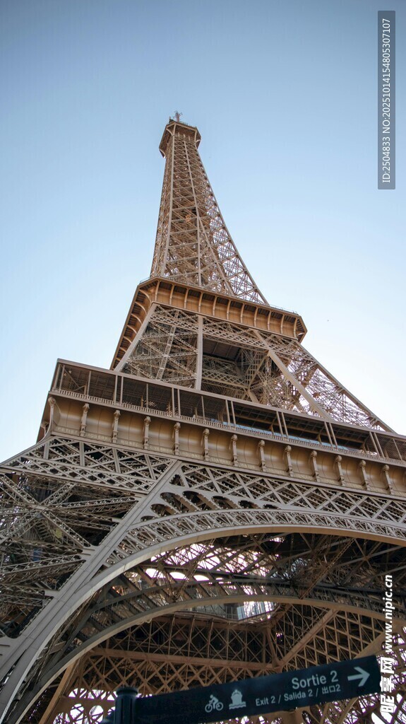 埃菲尔铁塔底部壮观景象