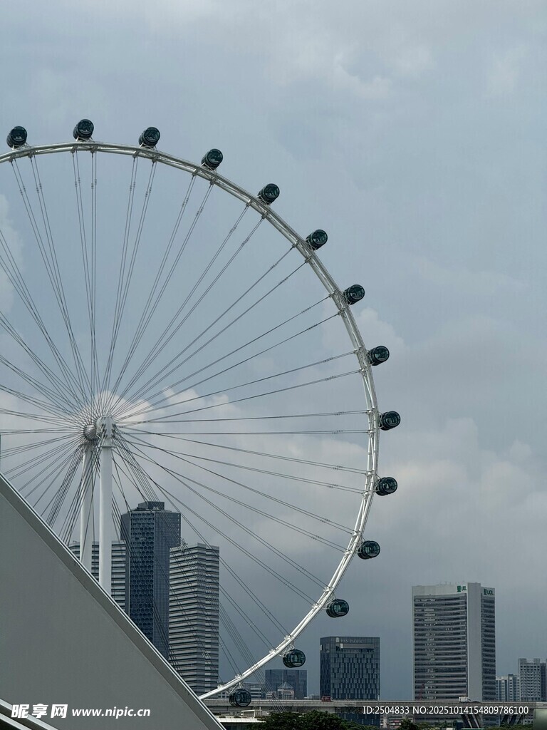 城市中的巨型摩天轮景观