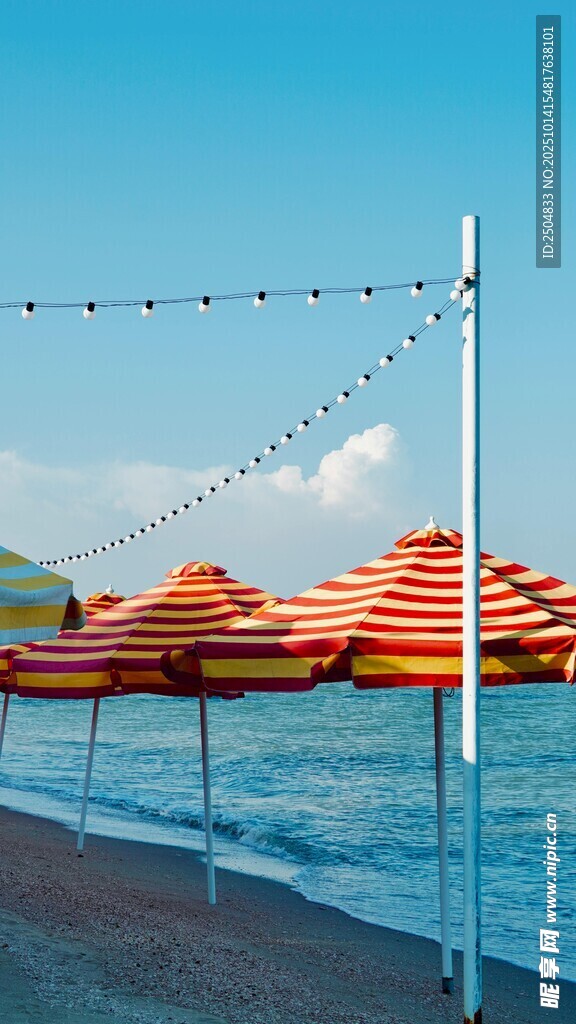 海边遮阳伞与串灯美景