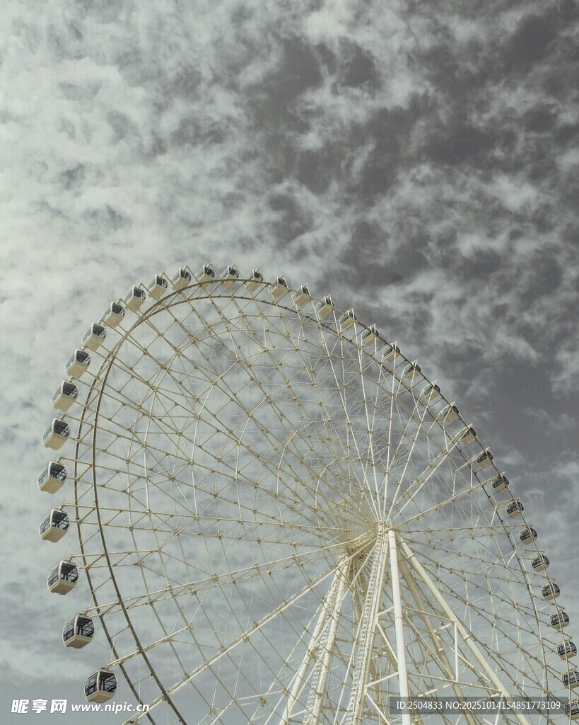 天空下的巨大摩天轮