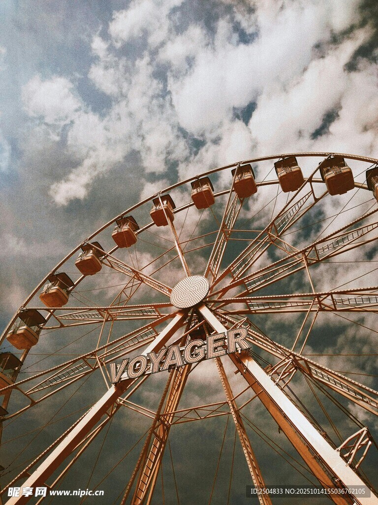 天空下的梦幻摩天轮