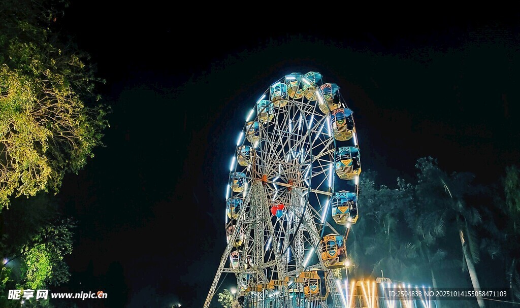 夜晚璀璨的摩天轮