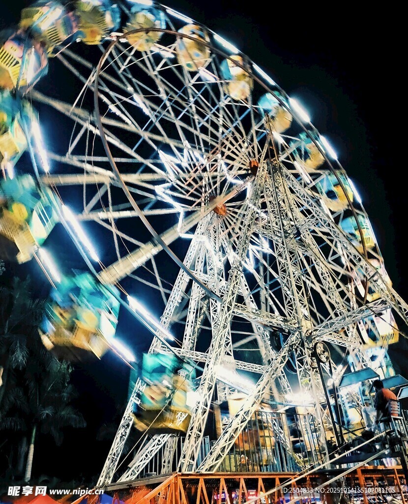 璀璨摩天轮点亮夜的浪漫