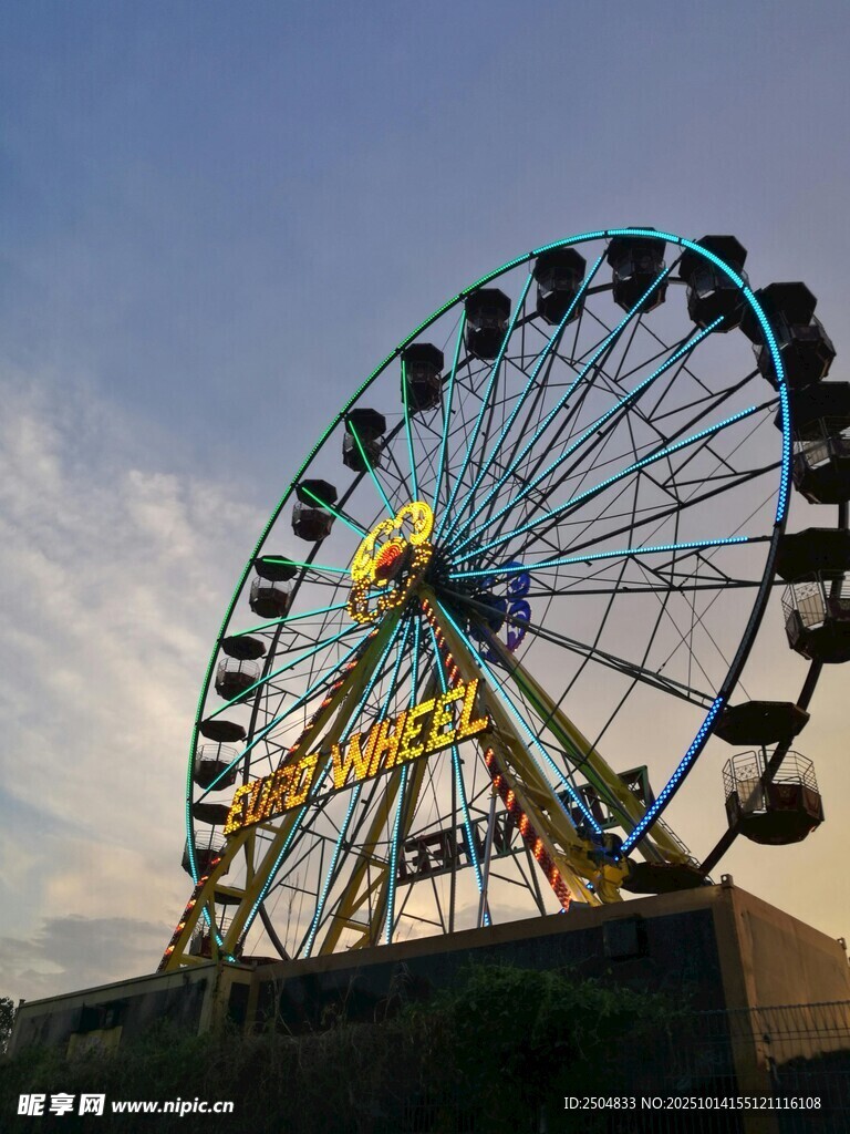 夕阳下的绚丽摩天轮