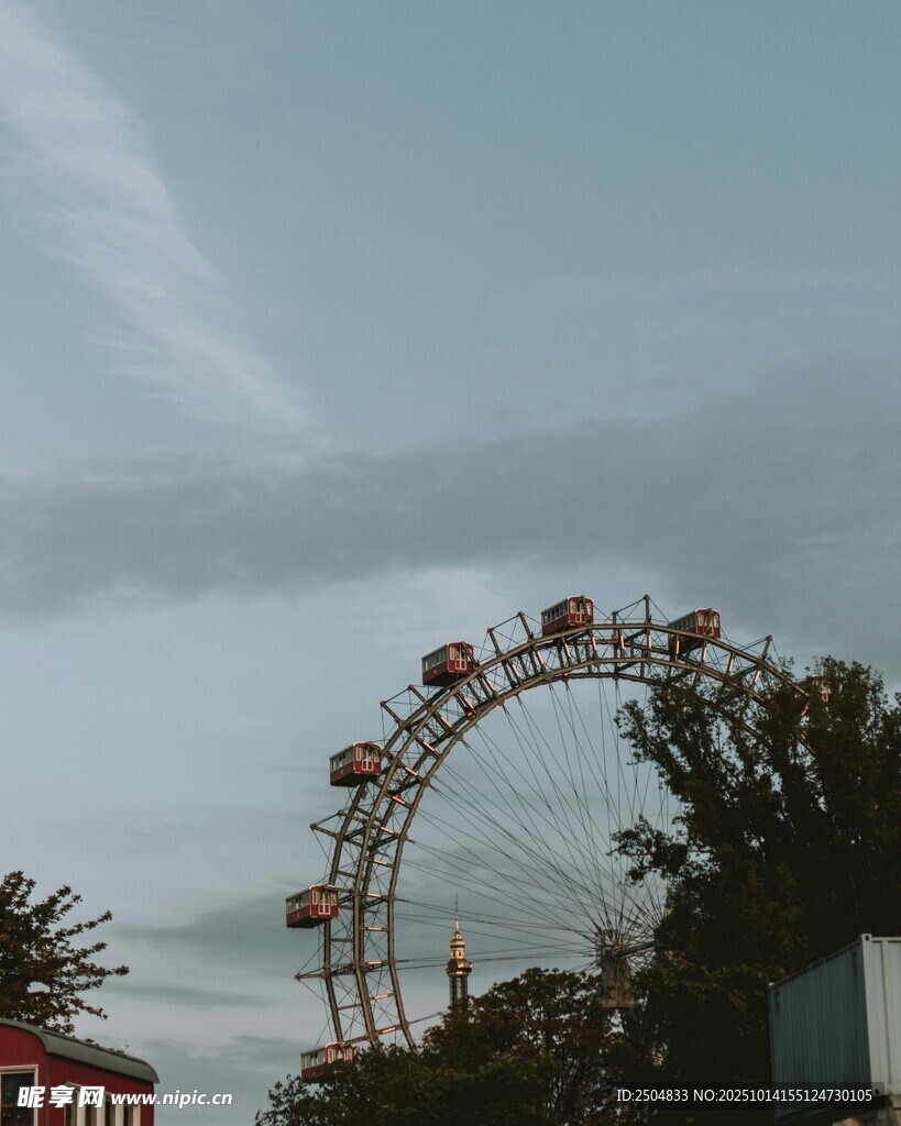 摩天轮下的静谧天空