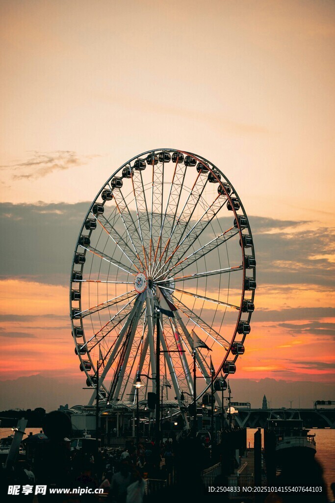 夕阳下的浪漫摩天轮