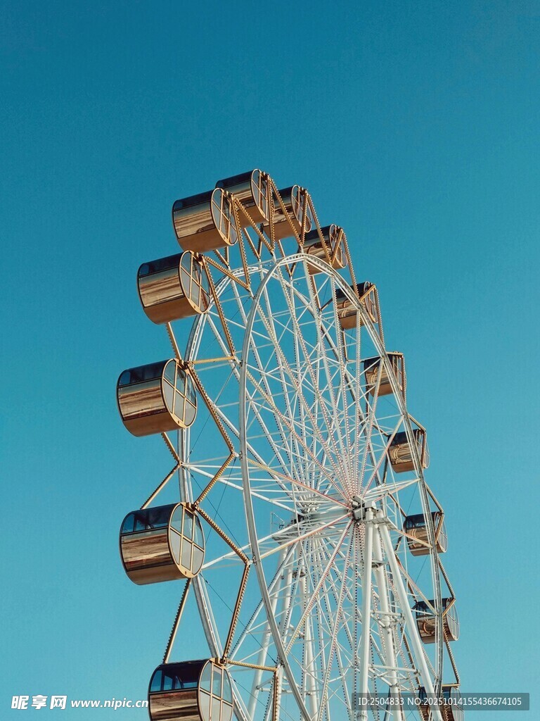 蓝天映衬下的浪漫摩天轮