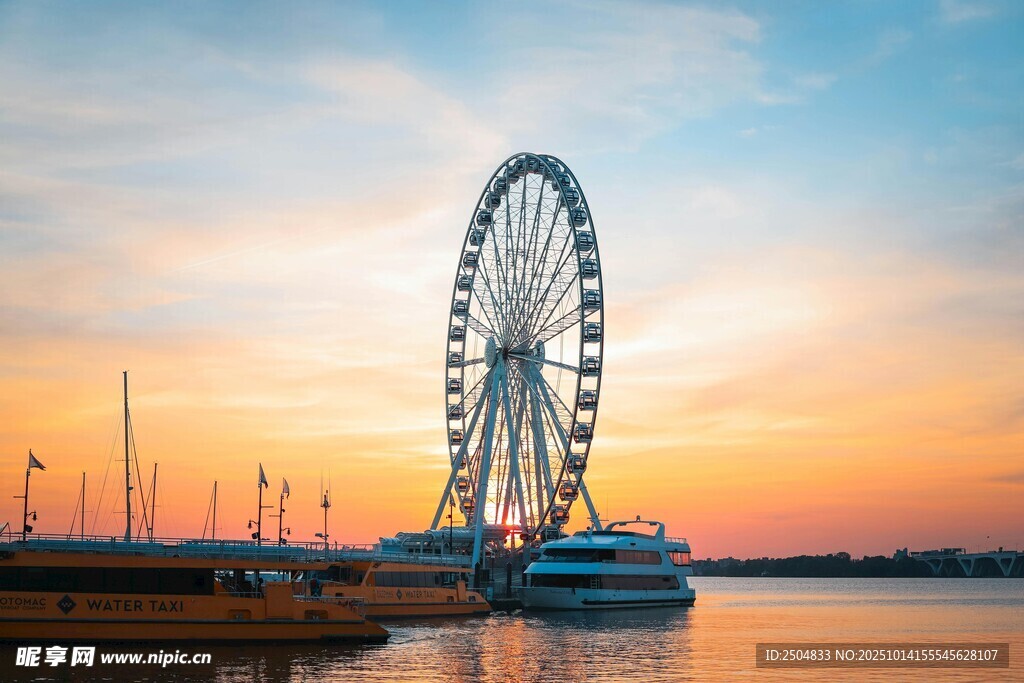 夕阳下的海滨摩天轮