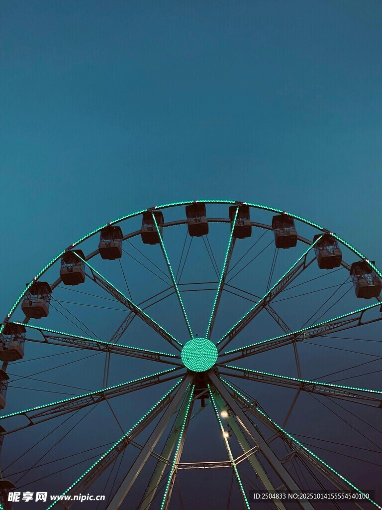 夜幕下的摩天轮