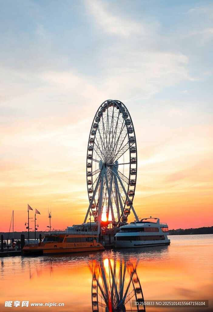 夕阳下的摩天轮美景