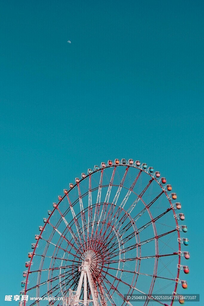 蓝天之下的梦幻摩天轮
