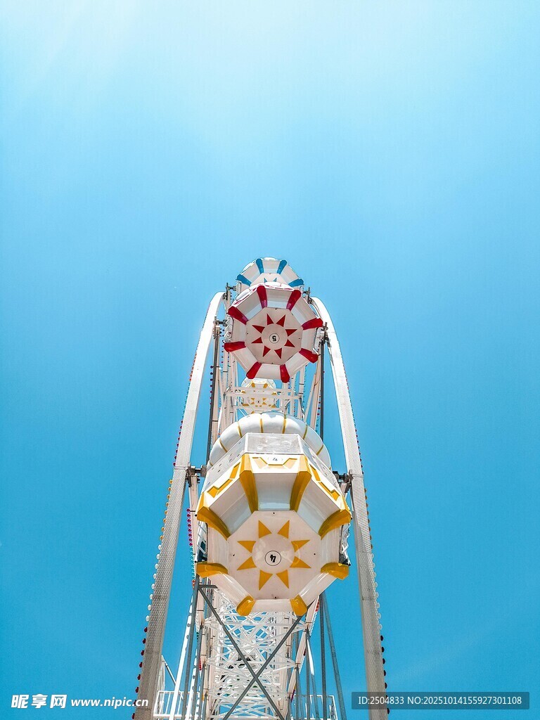 仰望绚丽摩天轮